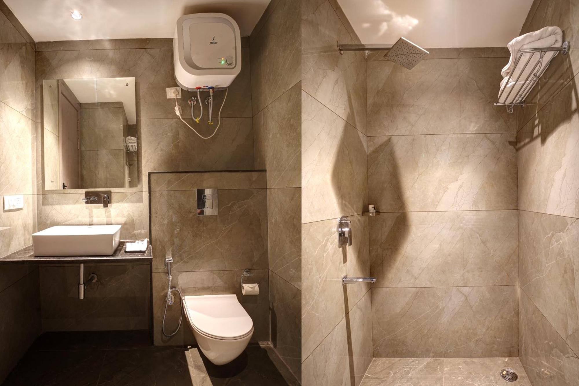 Iva Premium Delhi Airport With Airport Drop Hotel New Delhi Buitenkant foto