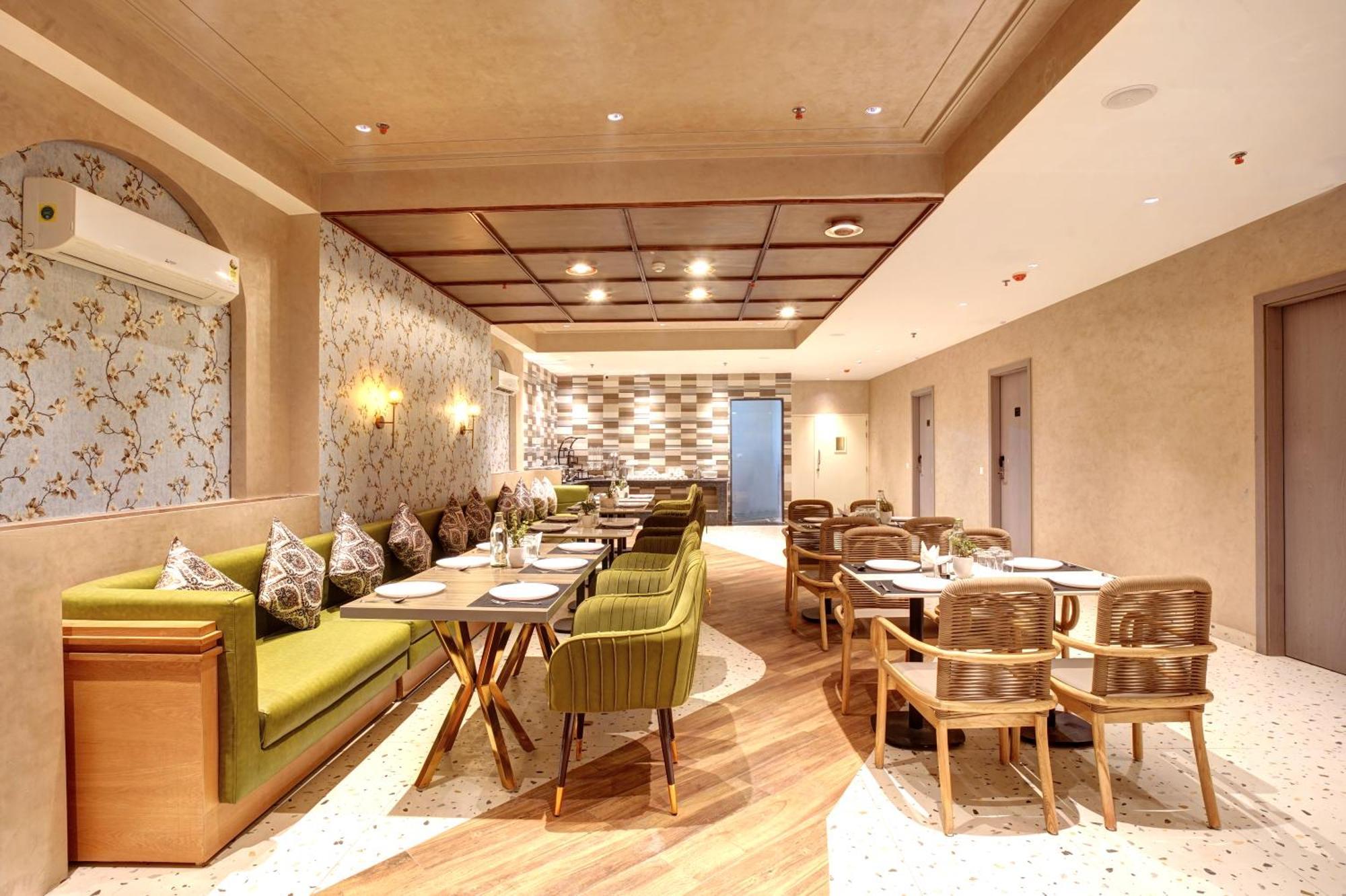 Iva Premium Delhi Airport With Airport Drop Hotel New Delhi Buitenkant foto