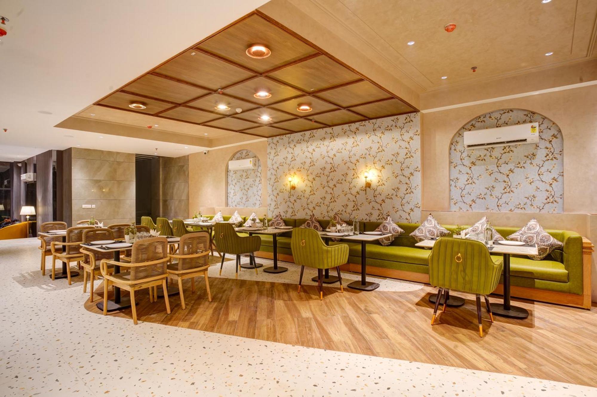 Iva Premium Delhi Airport With Airport Drop Hotel New Delhi Buitenkant foto