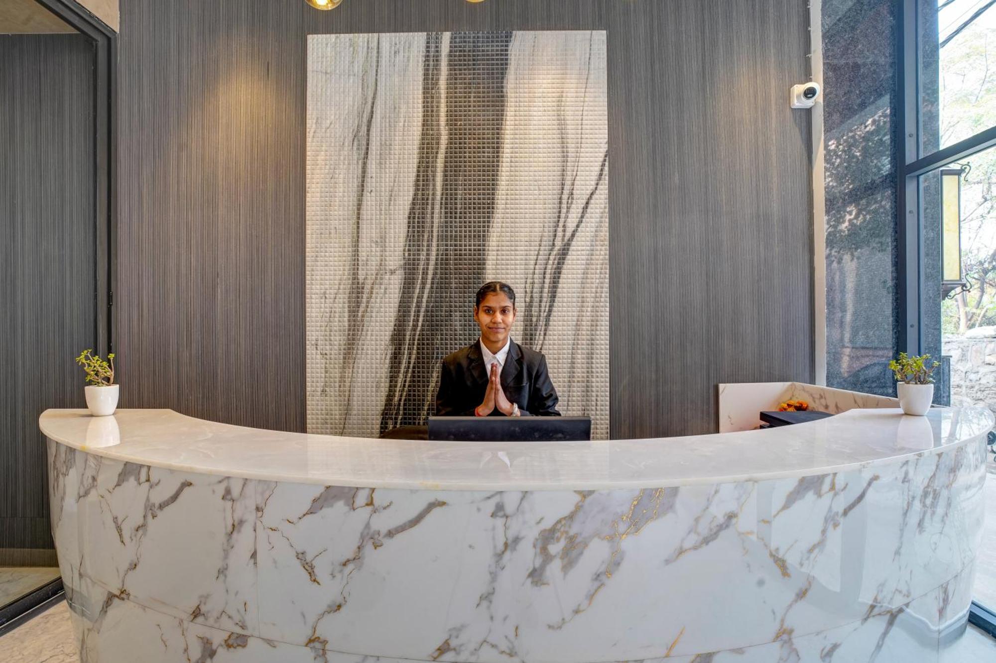 Iva Premium Delhi Airport With Airport Drop Hotel New Delhi Buitenkant foto