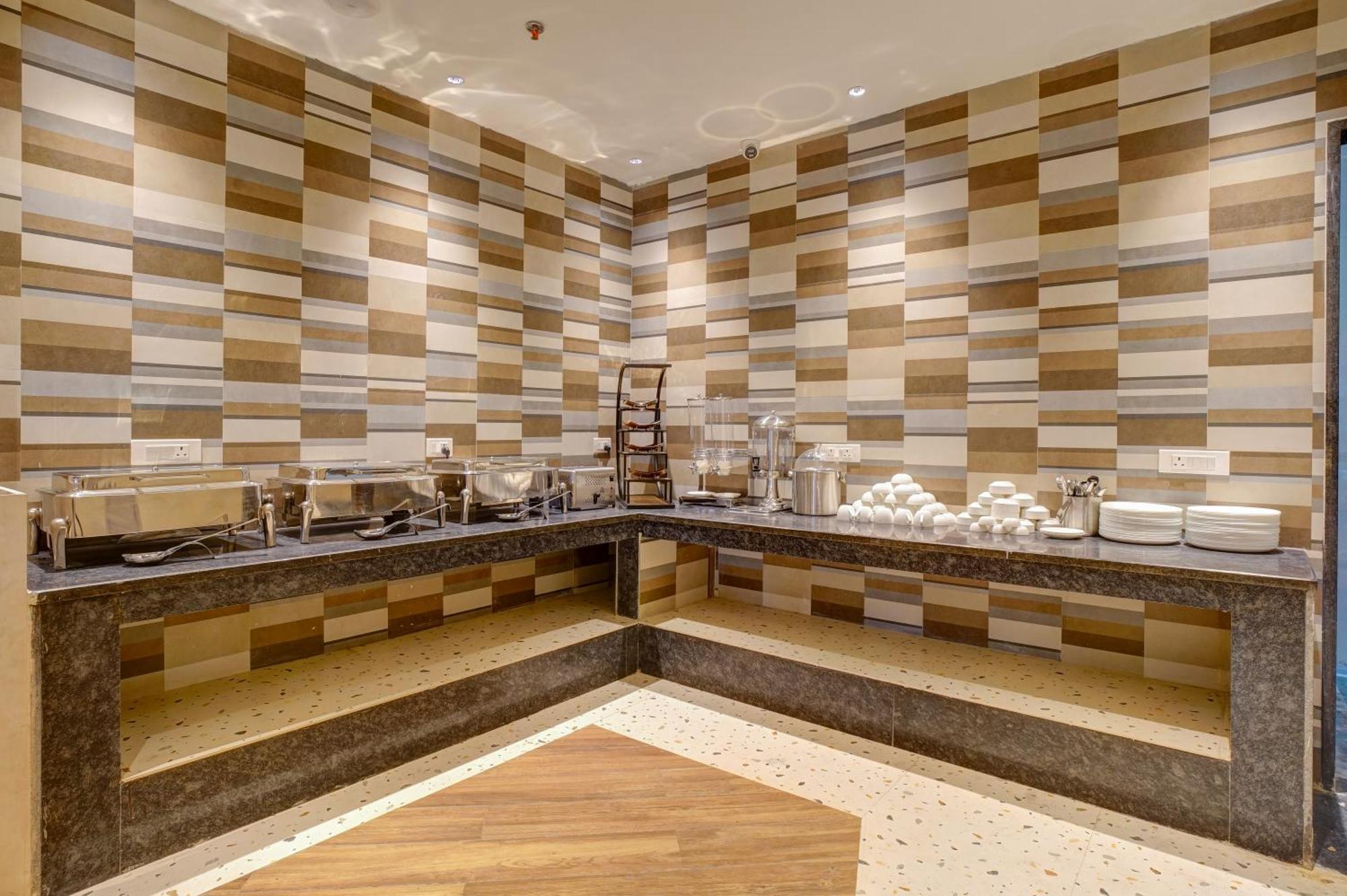 Iva Premium Delhi Airport With Airport Drop Hotel New Delhi Buitenkant foto
