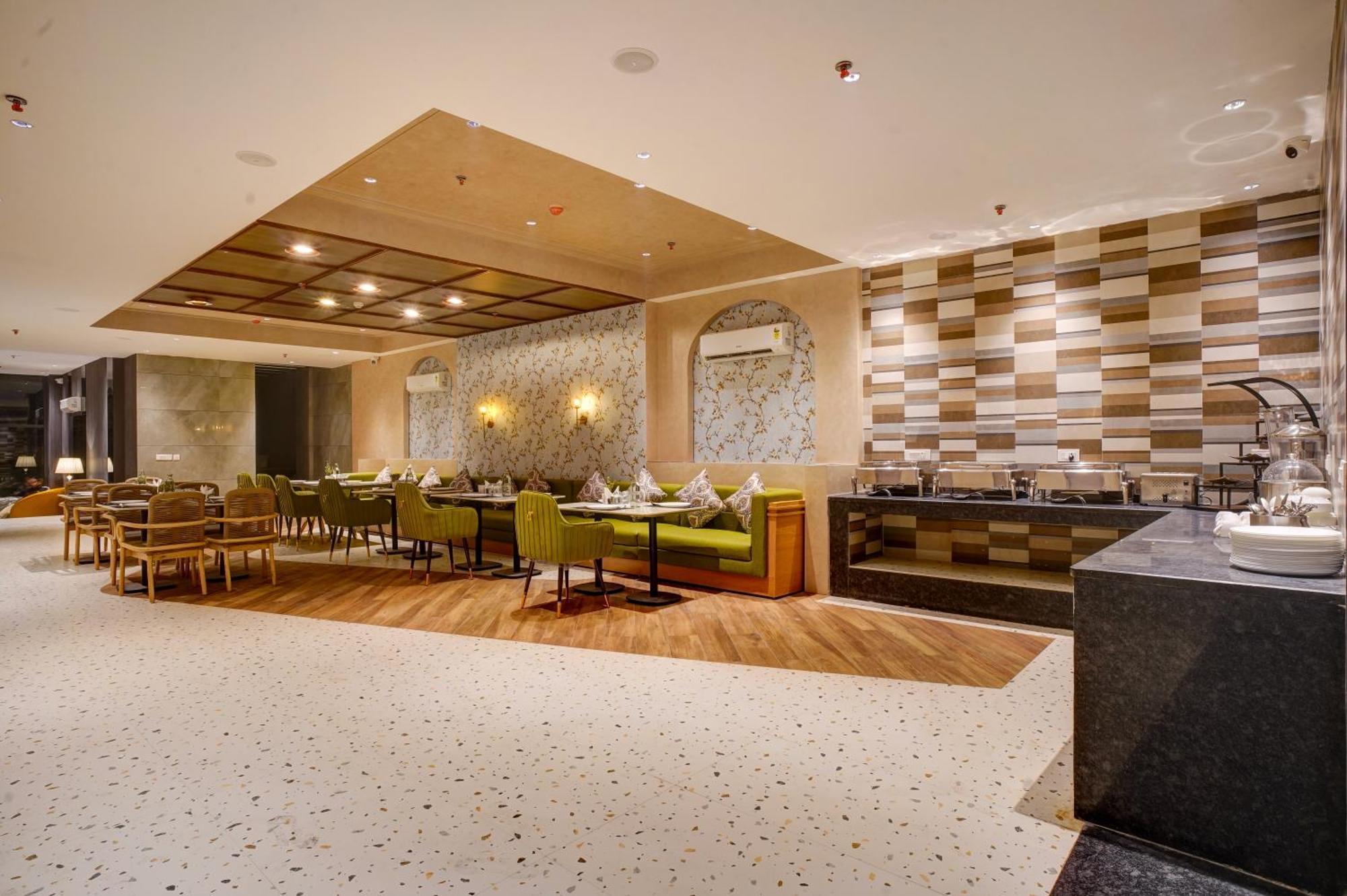 Iva Premium Delhi Airport With Airport Drop Hotel New Delhi Buitenkant foto