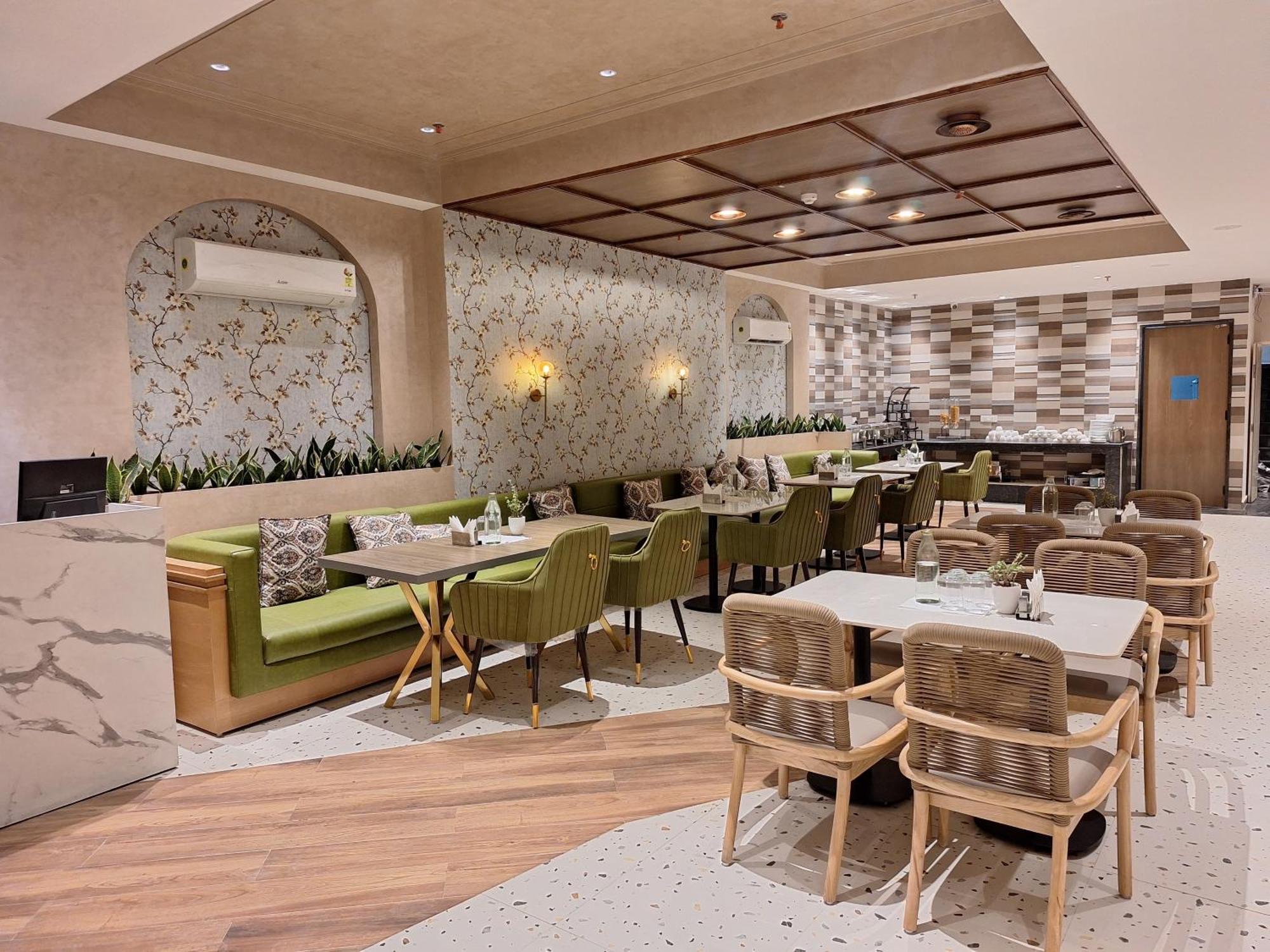 Iva Premium Delhi Airport With Airport Drop Hotel New Delhi Buitenkant foto
